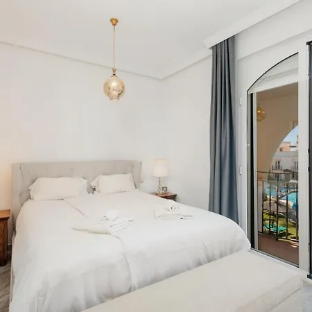 בית נופש Beachfront With Sea Views, Bahia De מארבלה