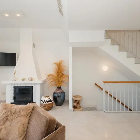 בית נופש Beachfront With Sea Views, Bahia De *